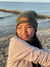 Laden Sie das Bild in den Galerie-Viewer, Cuffed Beanie Made with Love khaki
