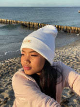 Laden Sie das Bild in den Galerie-Viewer, Cuffed Beanie Made with Love white