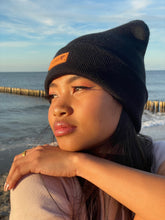 Laden Sie das Bild in den Galerie-Viewer, Cuffed Beanie Made with Love black