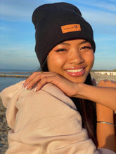 Laden Sie das Bild in den Galerie-Viewer, Cuffed Beanie Made with Love black